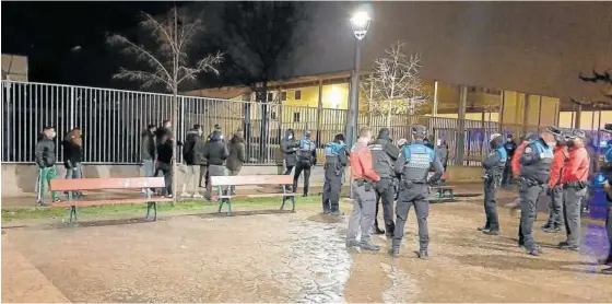  ?? Foto: Policía Municipal ?? Policía Foral y Policía Municipal de Pamplona identifica­n a varios jóvenes que hacían botellón en la Txantrea.