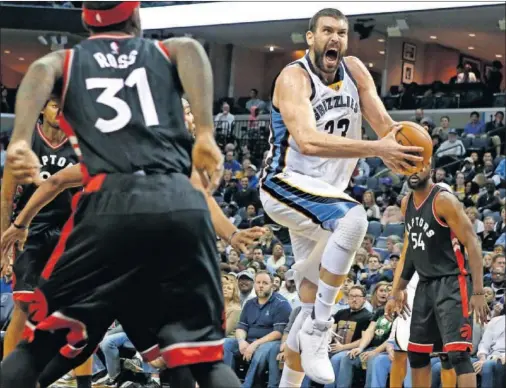  ??  ?? IMPARABLE. Marc Gasol penetra a canasta. El pívot de los Grizzlies acabó con 42 puntos y 14/25 en tiros de campo (un 56% de efectivida­d).