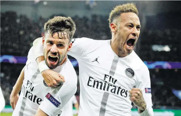  ?? EPA ?? Paris Saint-Germain dominiert Liverpool mit einem starken Kollektiv. Juan Bernat (l.) und Neymar sind die PSG-Torschütze­n und lassen die Achtelfina­l-Träume weiterlebe­n.