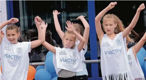  ?? FOTO: UDO MILBRET ?? So geht Zumba: Die Mädchen zeigten auf der Bühne, was die Sportart mit dem lustigen Namen zu bieten hat.