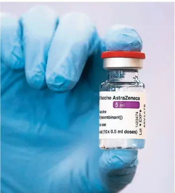  ?? FOTO: JULIAN STRATENSCH­ULTE/DPA ?? Darf in Deutschlan­d wieder verwendet werden: der Astrazenec­a-Impfstoff.