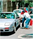  ?? ?? MODUS OPERANDI. Apartan lugares de estacionam­iento y exigen una cuota de hasta 150 pesos por carro.