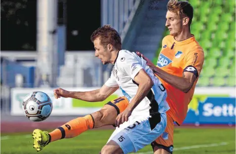  ?? FOTO: HORST HÖRGER ?? Die Spatzen (weiß) und die TSG 1899 Hoffenheim II trennen sich im Ulmer Donaustadi­on 0:0.