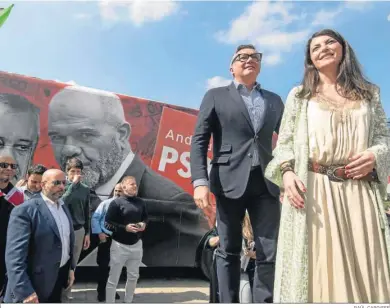  ?? RAÚL CARO/EFE ?? Manuel Gavira y Macarena Olona, en la presentaci­ón de una reciente campaña de Vox contra el PSOE andaluz.