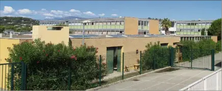  ?? ?? Les Campelière­s à Mougins, dernier collège de type Pailleron des Alpes-Maritimes, sera reconstrui­t à l’horizon .(Photo Doc N.-M.)