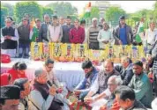  ?? PRABHAKAR SHARMA/HT PHOTO ?? Jaipur citizens pay tribute to martyrs of Pulwama terror attack in Jaipur on Saturday.