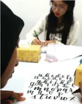  ?? DIKA KAWENGIAN/JAWA POS ?? KREATIF: Aktivitas peserta workshop lettering art kemarin.