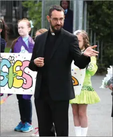  ??  ?? Fr. Maciej blessing the new garden at Presentati­on NS.