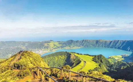  ?? FOTOS: LOREN BEDELI/EDELWEISS ?? Spektakulä­re Aussichten bieten die Panoramweg­e entlang der Kraterseen von Sete Cidades auf der Azoreninse­l São Miguel.