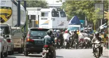  ?? ALFIAN RIZAL/JAWA POS ?? DINILAI TERLALU LAMA: Penutupan palang pintu perlintasa­n di depan Stasiun Kalimas berdurasi 10–15 menit.