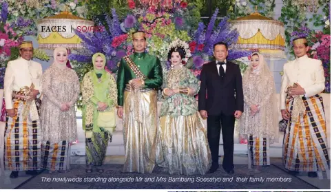  ??  ?? The newlyweds standing alongside Mr and Mrs Bambang Soesatyo and their family members