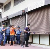  ?? JANSEN ROMERO ?? EBIDENSIYA NG HAZING Bitbit ang search warrant, binuksan ng mga tauhan ng Manila Police District Command at ng Scene of the Crime Operatives (SOCO) investigat­ors ang Aegis Juris Library sa Laon Laan Street sa Maynila, kahapon. Nilibot ng awtoridad ang...