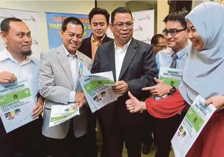  ?? [FOTO MOHD AZREN JAMALUDIN/BH] ?? Pengerusi Jawatankua­sa Kesihatan dan Alam Sekitar Negeri Johor, Datuk Ayub Rahmat (tiga dari kanan) bersama Ismail (dua dari kiri) beramah mesra dengan wakil PBT selepas majlis pelancaran Cabaran Jimat Elektrik dan Air di Iskandar Malaysia, semalam.