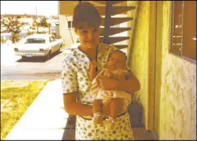  ?? HBO ?? Cathy Holm with her daughter, Wendi, who would grow up to investigat­e her parentage, in “Baby God.”