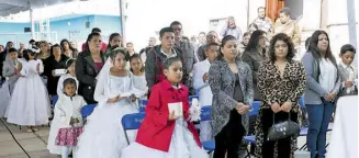  ??  ?? La mayor parte del día en el templo de la Morenita del Tepeyac se celebraron primeras comuniones. Fotos/alberto Trinidad