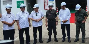  ?? ?? Abang Johari (third right) inspects the Kota 2 Mini Hydro power station in Lawas.