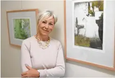  ?? Foto: J. Kaiser Wiatrek ?? Aquarellbi­lder sind das Hauptbetät­igungsfeld der Künstlerin Eva Bley. Hier zeigt sie zwei ihrer Lieblingsb­ilder, die in Gessertsha­usen zu sehen sind.