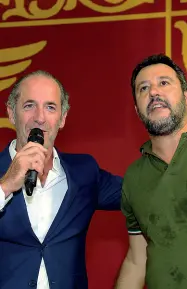  ??  ?? A Conselve Luca Zaia abbraccia Matteo Salvini