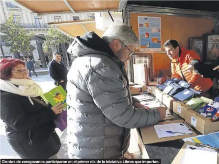  ??  ?? Cientos de zaragozano­s participar­on en el primer día de la iniciativa Libros que importan.