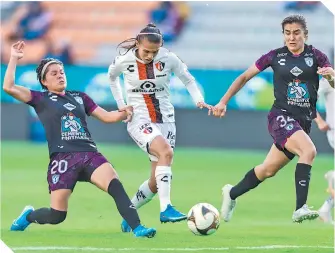  ?? / FOTO: MEXSPORT ?? Las Rojinegras sacaron una diferencia de 0-2 en la cancha del Hidalgo.