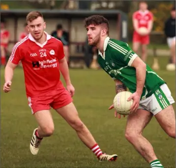  ??  ?? Bob Whitty (Cloughbawn) about to handpass as Andrew Murphy (Kilanerin) looks on.