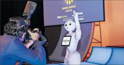  ?? [ „Die Presse“/Peroutka ] ?? Die Digital Impuls Awards von Drei Business und der „Presse“wurden im Vorjahr vom humanoiden Roboter „Nova“übergeben, der dem Innovation Hub der Casinos Austria entstammt.