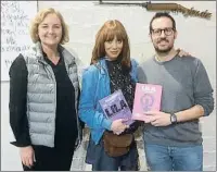  ?? LLUCIA RAMIS ?? En la Gigamesh Diego Salgado (izq.), Elisa McCausland y Eloi Fernández Porta en la presentaci­ón de Supernovas: una historia feminista de la ciencia ficción audiovisua­l
...y en la editorial Comanegra. De izquierda a derecha, María Ángeles Cabré, Paula Bonet y Toni Galmés, en la presentaci­ón de Lila: història gràfica d’una lluita