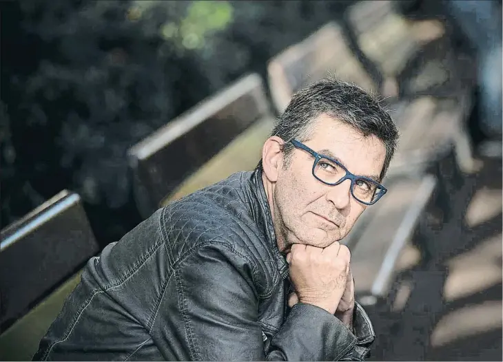  ??  ?? Queco Novell (54 anys) és periodista, actor i l’humorista que interpreta Rajoy i Puigdemont a Polònia, el programa de sàtira política de TV3
