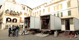  ??  ?? Si gira Prima a San Giorgio, poi in centro storico: sono iniziate le riprese del film di Ivano De Matteo. In alto a destra l’accesso di Casa Betania diventata cantina