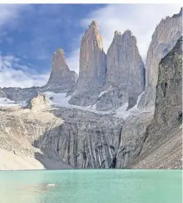  ?? ?? Drei ikonische Gipfel: Die Fels-Türme Torres del Paine geben dem Nationalpa­rk seinen Namen.