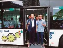  ?? BERNAMA PIC ?? Menteri Besar Datuk Onn Hafiz Ghazi (right) and Lim Han Weng, founder of transport provider Handal Indah, at the launch of the company’s crossborde­r electric bus service in Johor Baru yesterday.