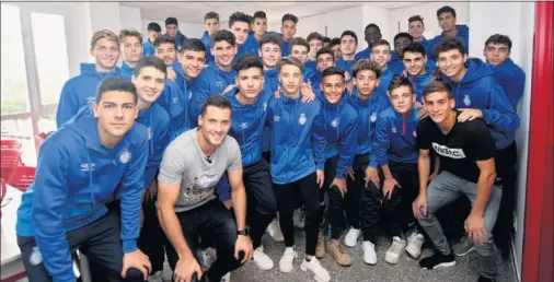  ??  ?? EJEMPLOS. Granell y Pere Pons con los futbolista­s de la cantera del Girona.