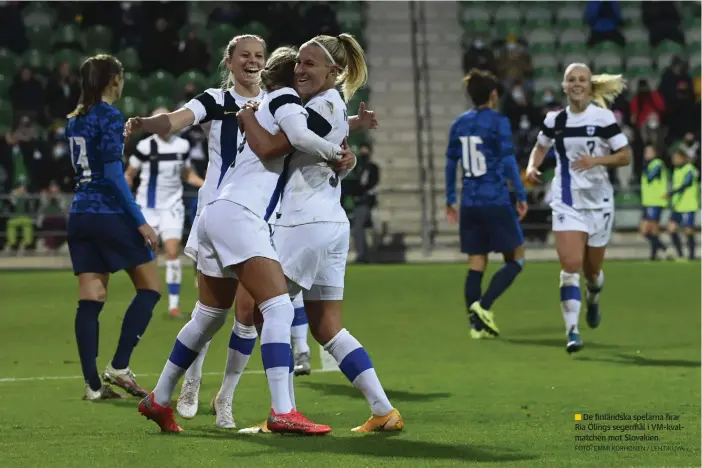  ?? FOTO: EMMI KORHONEN / LEHTIKUVA ?? De finländska spelarna firar Ria Ölings segermål i VM-kvalmatche­n mot Slovakien.