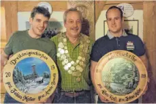  ?? FOTO: SCHÜTZENVE­REIN GEBRAZHOFE­N ?? Auf dem Bild zu sehen sind (von links): Armin Bemetz, Schützenkö­nig Peter Utz, Fabian Moller.