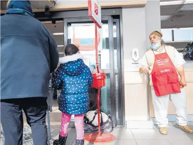  ?? VINCENT D. JOHNSON/POST-TRIBUNE PHOTOS ?? Salvation Army bell ringer Concepción Mangual welcomes shoppers and their children to the Strack & Van Til at 2635 169th St. in Hammond, on Wednesday.