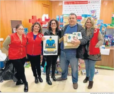  ?? FACEBOOK ‘HUELVA ES SOLIDARIA’ ?? Imagen de archivo. Entrega de juguetes en Cruz Roja.