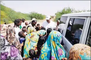  ?? KUNA photo ?? Kuwait Red Crescent Society (KRCS) distribute­s food aid to those affected by the floods in Sudan.