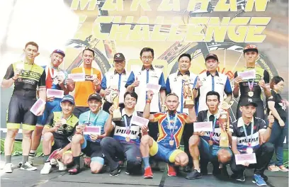  ??  ?? TAHNIAH: Abdul Karim bersama pemenang ‘Samarahan Bike Challenge 2018’ di Kota Samarahan Ahad lalu.