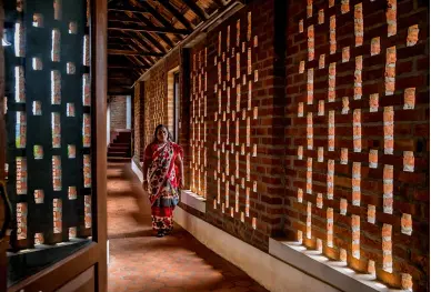  ??  ?? AVEC CETTE PASSERELLE couverte qui relie les deux tours de la bibliothèq­ue du Centre for Developmen­t Studies à Trivandrum, Laurie Baker réinterprè­te la technique des jalis indiens, ces moucharabi­ehs qui laissent entrer l’air tout en filtrant la lumière. LE MUR DE CE BÂTIMENT, construit en briques, selon un motif qui laisse une partie du mur ajourée pour laisser circuler l’air, illustre l’approche à la fois écologique et esthétique de Laurie Baker.