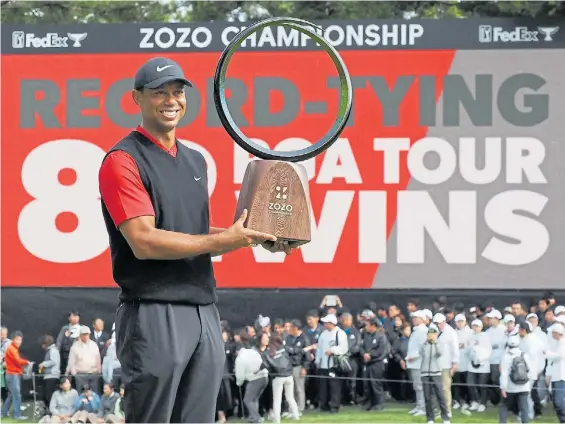  ?? AFP ?? A pura sonrisa. “Espero clasificar­me a Tokio 2020 y representa­r a mi país”, confesó Tiger Woods después de levantar el trofeo de campeón.