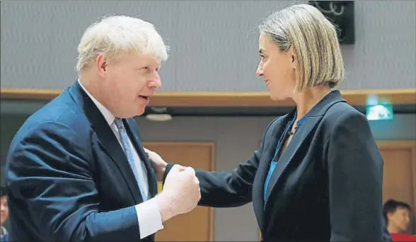  ?? FRANCOIS LENOIR / REUTERS ?? El jefe del Foreign Office británico, Boris Johnson, ayer junto a Federica Mogherini, alta representa­nte de la Política Exterior europea
