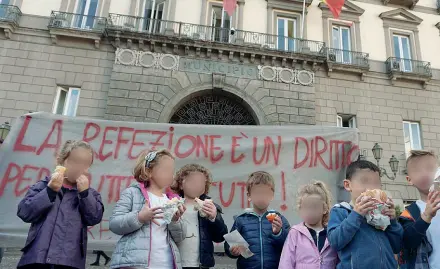  ??  ?? Palazzo San Giacomo
La protesta dei piccoli studenti contro il blocco della refezione e il mancato avvio del tempo pieno