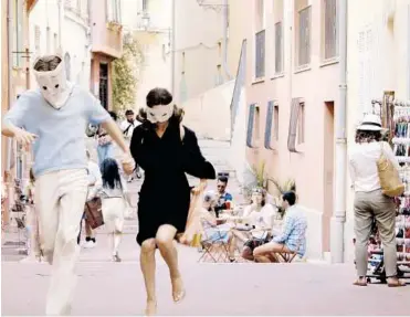  ?? FILMLADEN ?? Wie verliebte Teenager, auch wenn sie schon 60 Jahre ist: Milan Herms und Sophie Rois turteln an der Côte d’Azur