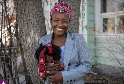  ?? Photo : Marta Guerrero ?? Marie Rosette Mikulu est originaire de la République démocratiq­ue du Congo. Elle est étudiante, maman, travailleu­se et entreprene­ure. « Je suis très déterminée : j’ai un rêve et je veux qu’il se réalise. Quand je dessine un vêtement, je le vois prendre vie et la satisfacti­on du client n’a pas de prix pour moi. »