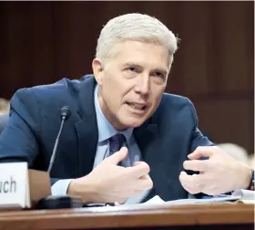  ??  ?? Con la llegada de Neil Gorsuch al Supremo de EE.UU., los conservado­res retendrían la mayoría en el máximo tribunal del país.