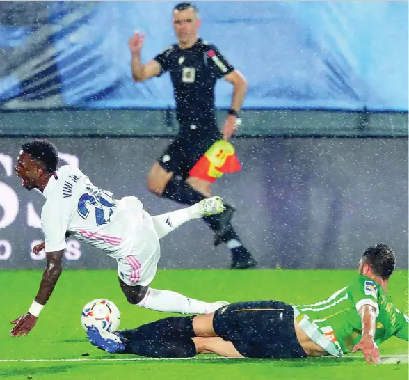  ??  ?? Víctor Ruiz se lanza al suelo para quitarle un balón a Vinicius, que entró en la segunda mitad