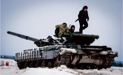  ?? EFREM LUKATSKY/ASSOCIATED PRESS ?? Soldiers practiced on a tank during military training in Ukraine in December.