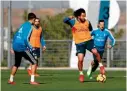  ??  ?? Marcelo controla el balón durante el entrenamie­nto merengue de ayer.