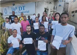  ??  ?? Mais de 20 candidatos prestaram queixa na 16ª DT após serem barrados