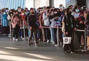  ?? (Foto Aswadi Alias/bh) ?? Pengguna beratur panjang untuk menaiki train ketika tinjauan waktu puncak di LRT stesen Pasar Seni, Kuala Lumpur, semalam.